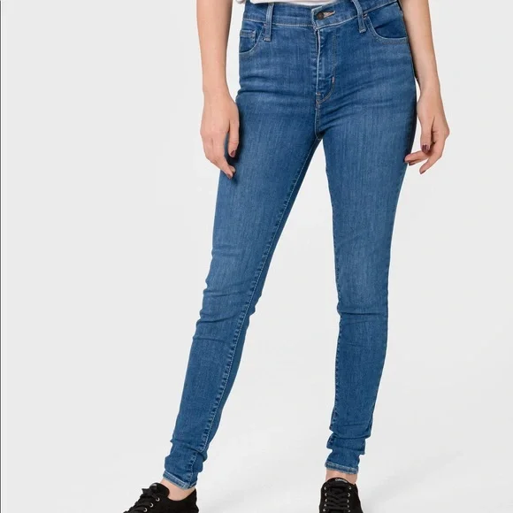 **SOLD** Levi’s 720 High Rise Jeans - Picture 2 of 6